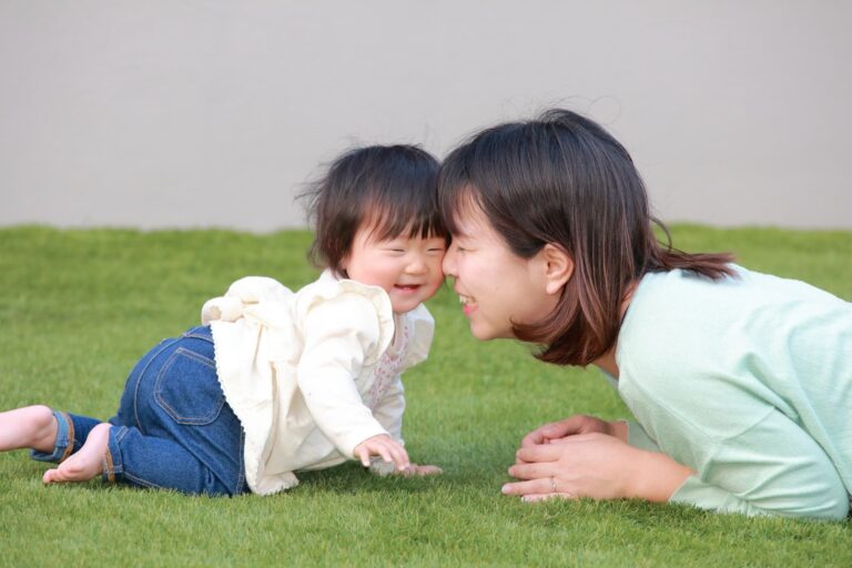 お母さんと子供がおでこを合わせている画像