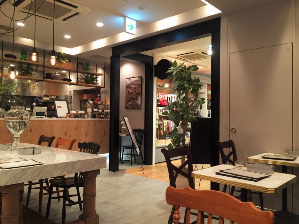 お洒落なカフェの店内画像